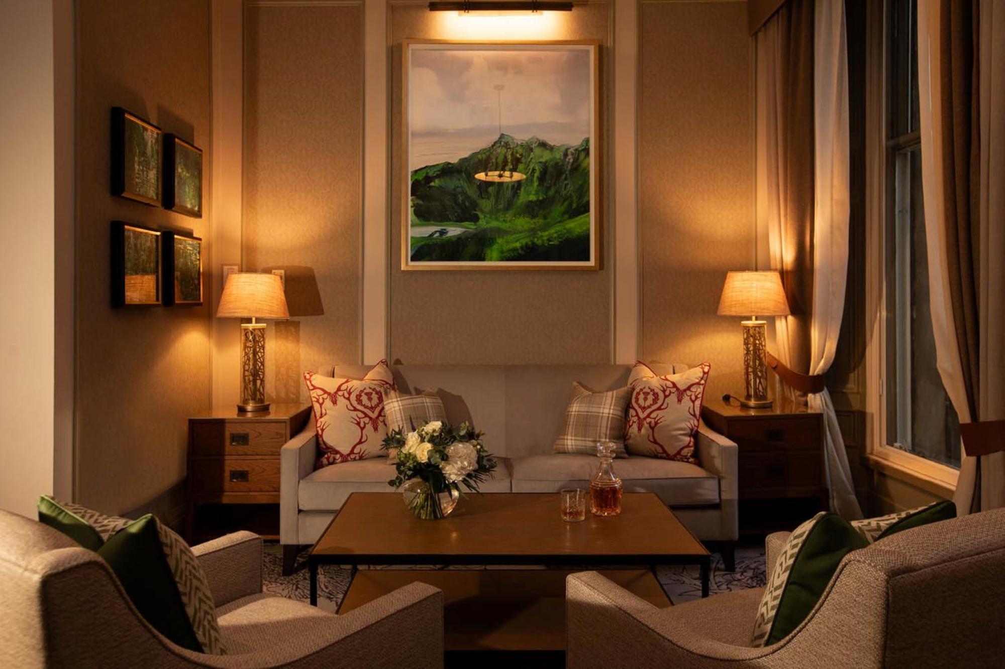 Intercontinental Edinburgh The George By Ihg Hotel Kültér fotó A living room with a painting by the artist