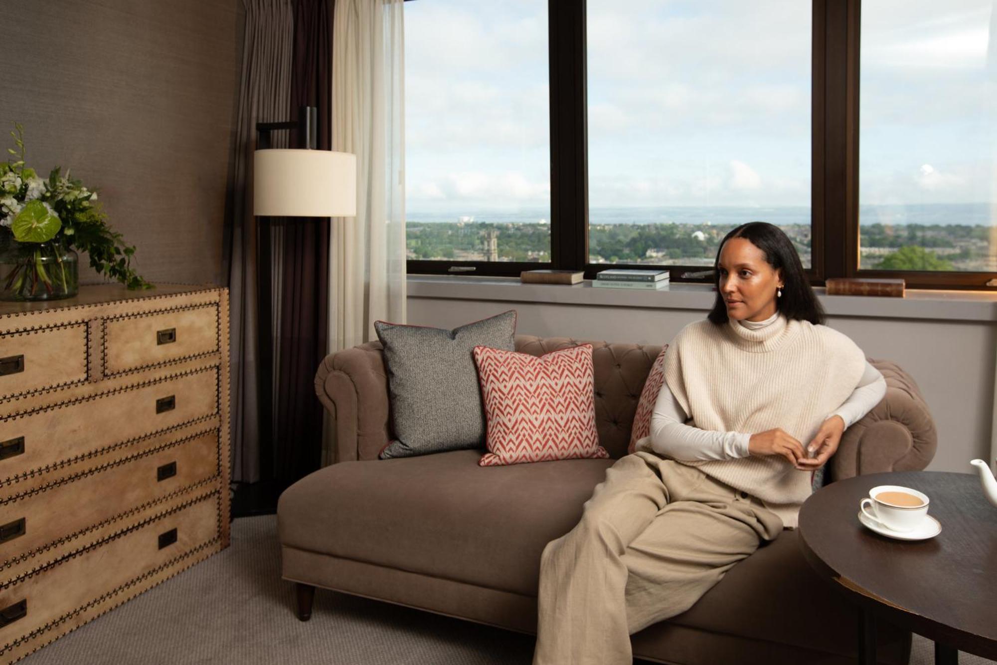 Intercontinental Edinburgh The George By Ihg Hotel Kültér fotó A woman sitting on a sofa