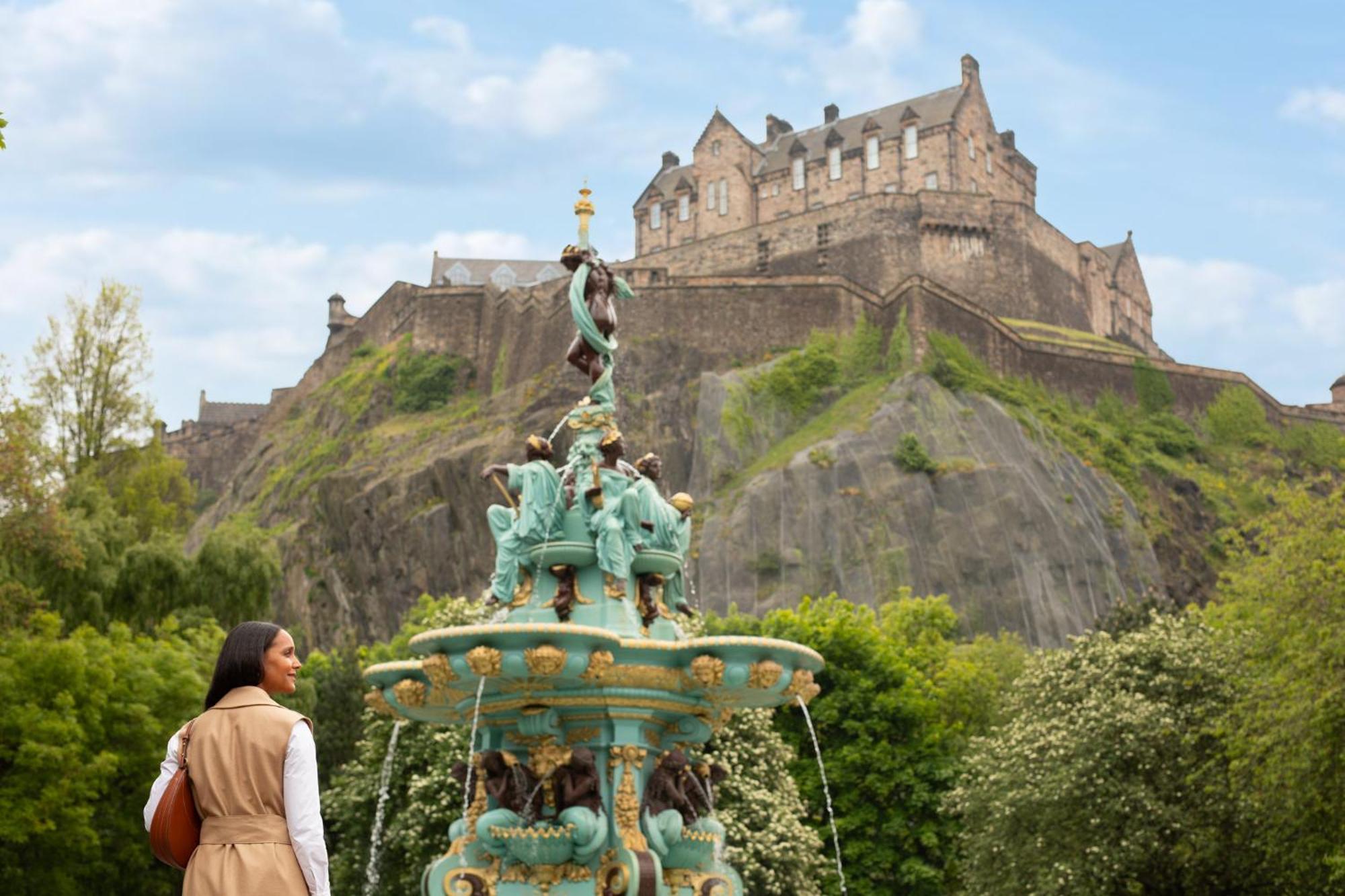 Intercontinental Edinburgh The George By Ihg Hotel Kültér fotó Fountain at Edinburgh Castle