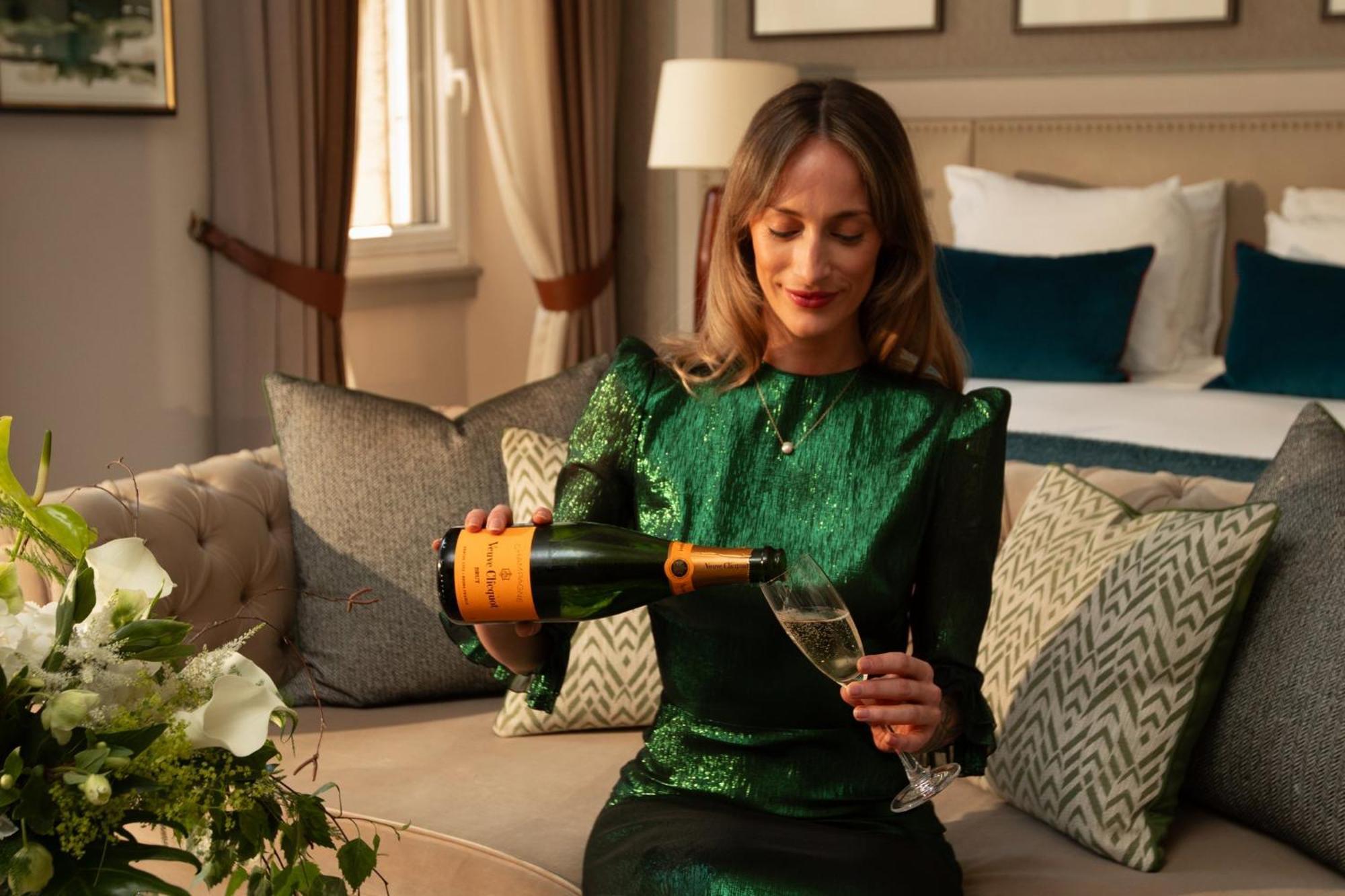 Intercontinental Edinburgh The George By Ihg Hotel Kültér fotó A woman pouring a glass of champagne
