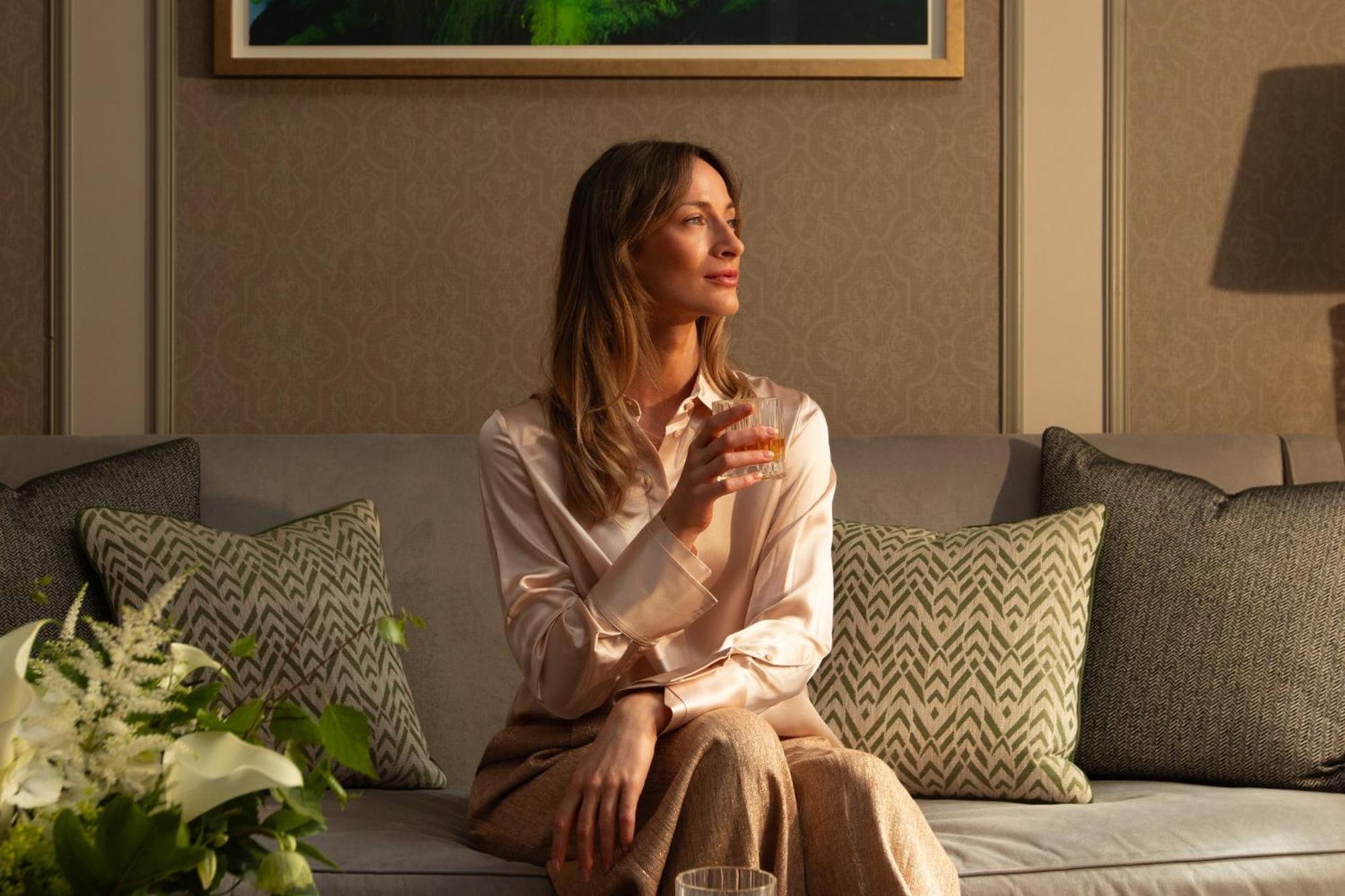 Intercontinental Edinburgh The George By Ihg Hotel Kültér fotó A woman wearing a silk shirt