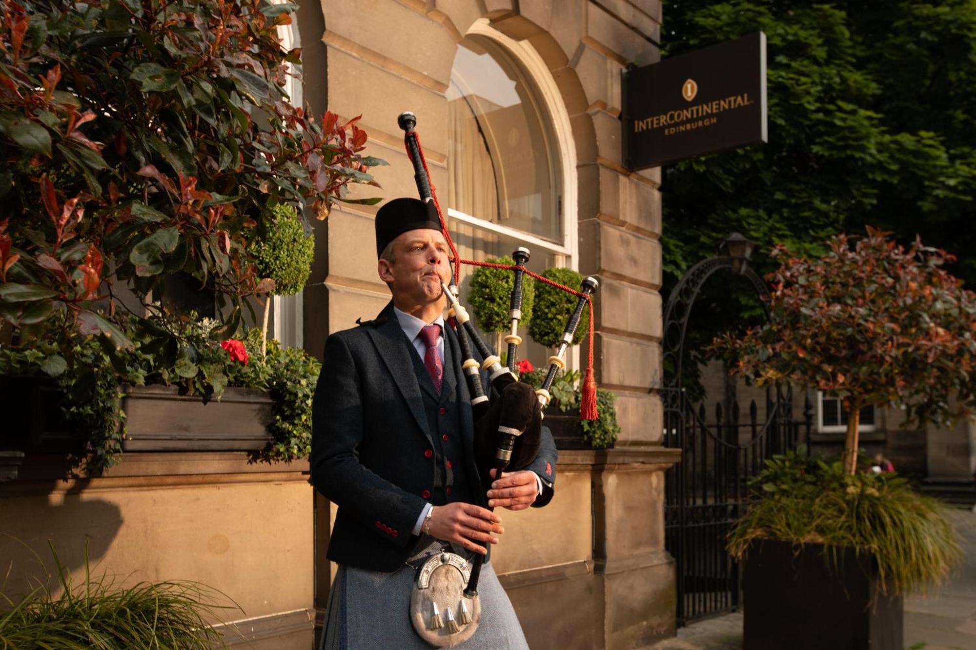 Intercontinental Edinburgh The George By Ihg Hotel Kültér fotó Piper at the entrance of the hotel